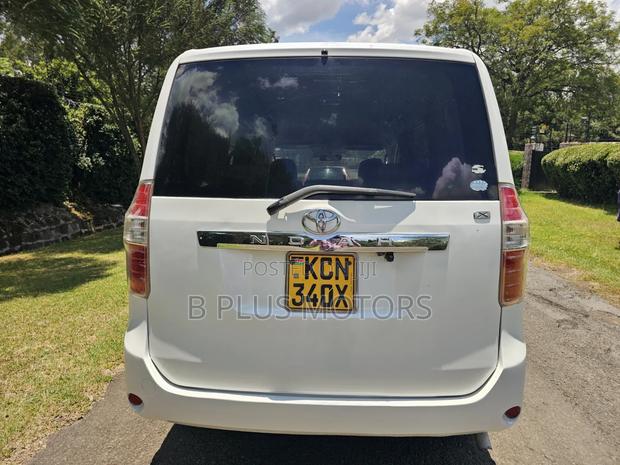 Toyota Noah 2.0 143hp FWD (8 Seater) 2010 White