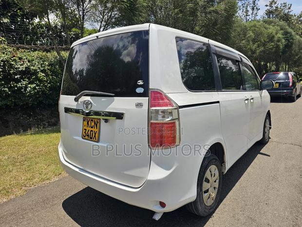Toyota Noah 2.0 143hp FWD (8 Seater) 2010 White