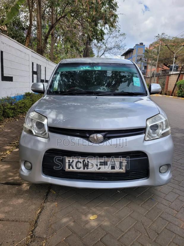 Toyota Sienta 2012 Silver