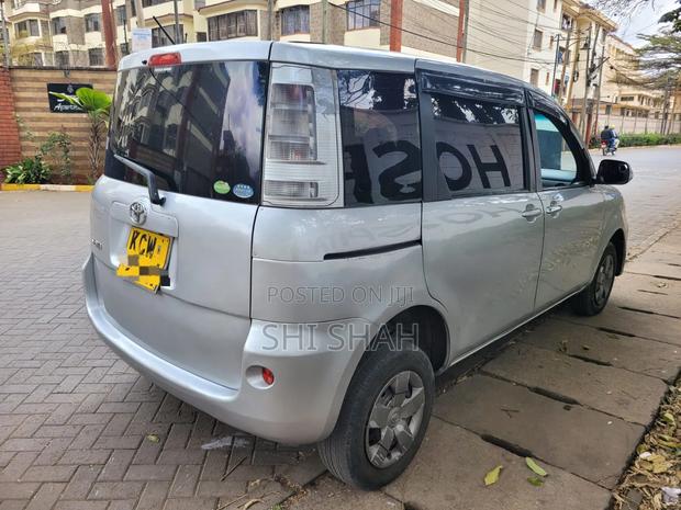 Toyota Sienta 2012 Silver