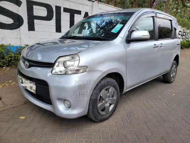 Toyota Sienta 2012 Silver