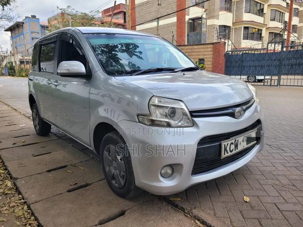 Toyota Sienta 2012 Silver