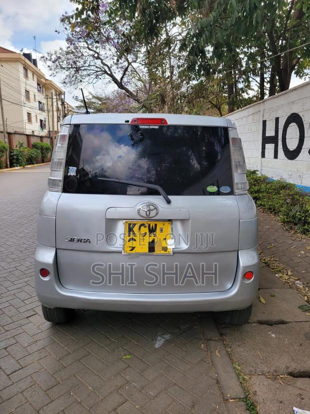 Toyota Sienta 2012 Silver