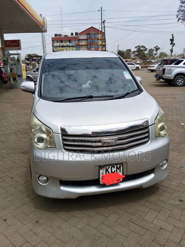 Toyota Noah 2010 Silver