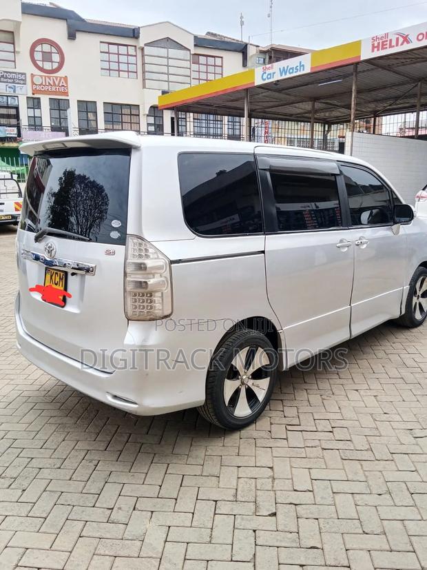 Toyota Noah 2010 Silver