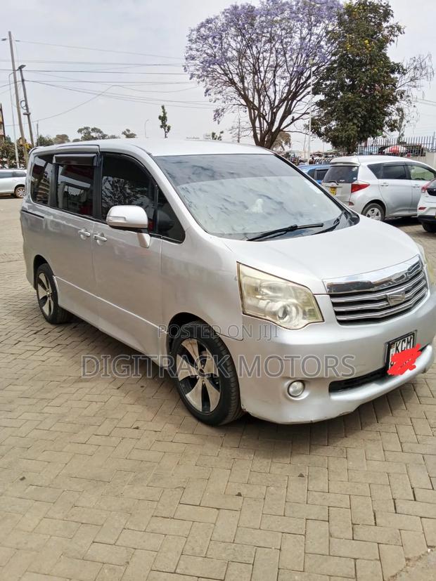 Toyota Noah 2010 Silver