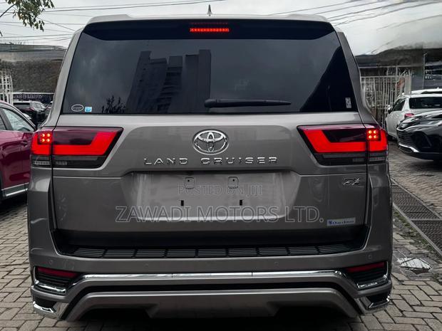 Toyota Land Cruiser LC300 2023 Gray