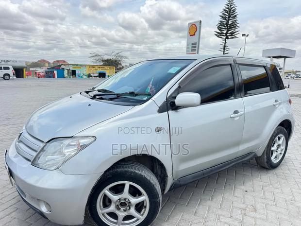 Toyota IST 2004 Silver