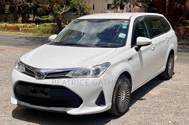 Toyota Corolla Fielder 1.5 Hybrid FWD 2019 White