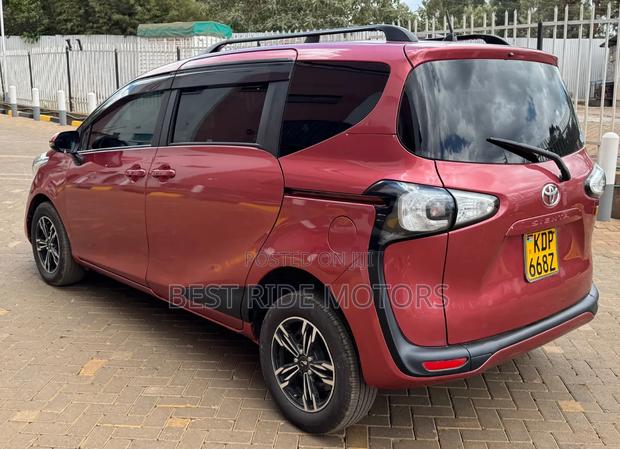 Toyota Sienta 2017 Red