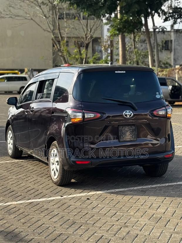 Toyota Sienta 2018 Maroon