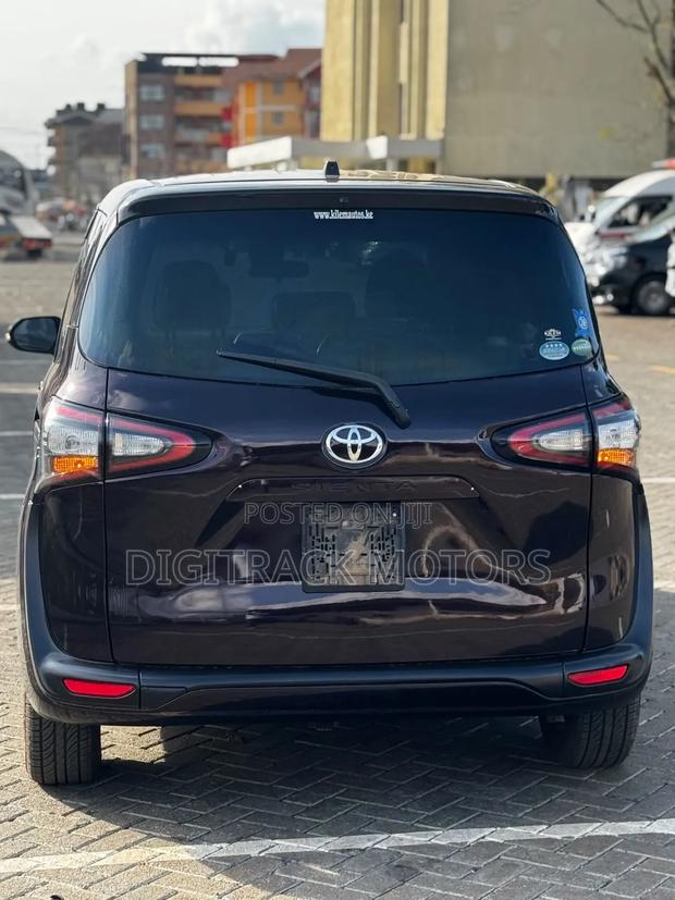 Toyota Sienta 2018 Maroon