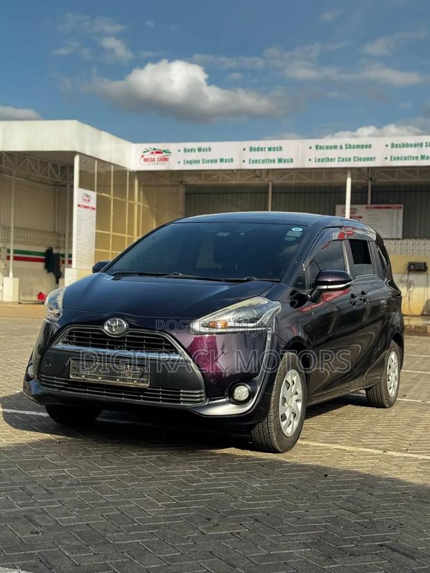 Toyota Sienta 2018 Maroon