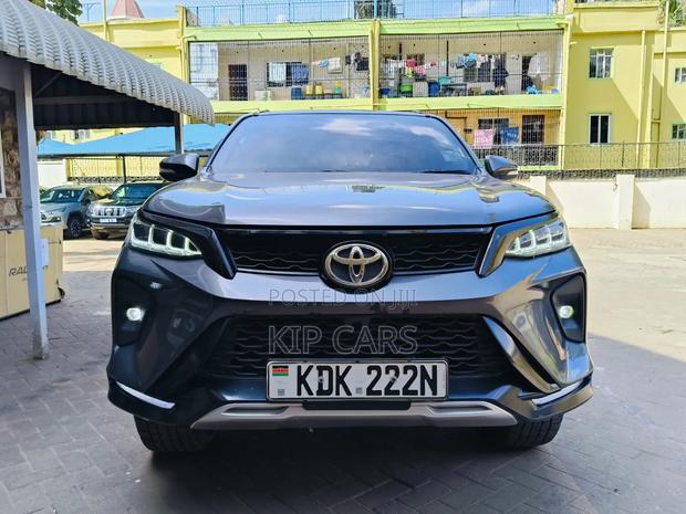 Toyota Fortuner 2.8 D AWD 2015 Gray