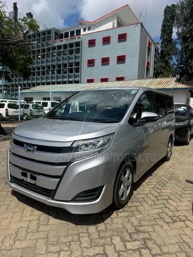 Toyota Noah 1.8 FWD Hybrid (7 seater) 2019 Silver