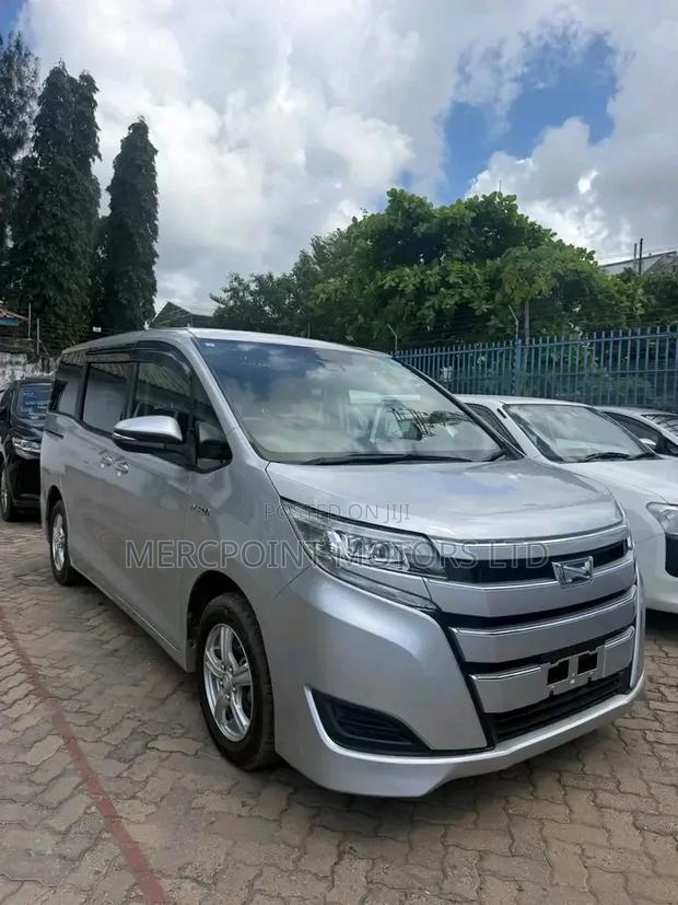Toyota Noah 1.8 FWD Hybrid (7 seater) 2019 Silver