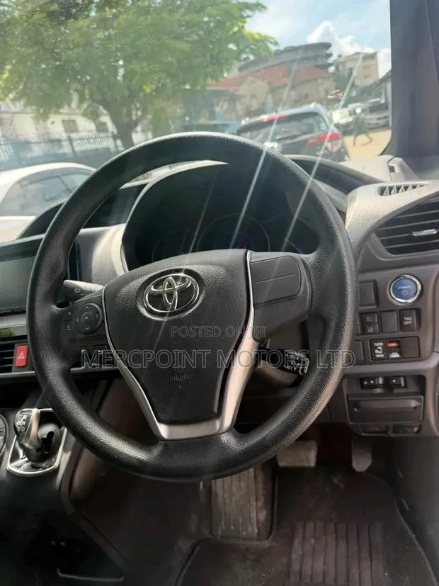 Toyota Noah 1.8 FWD Hybrid (7 seater) 2019 Silver