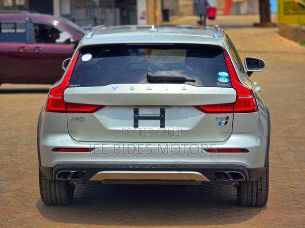 Volvo V60 T5 R-Design FWD 2019 Brown