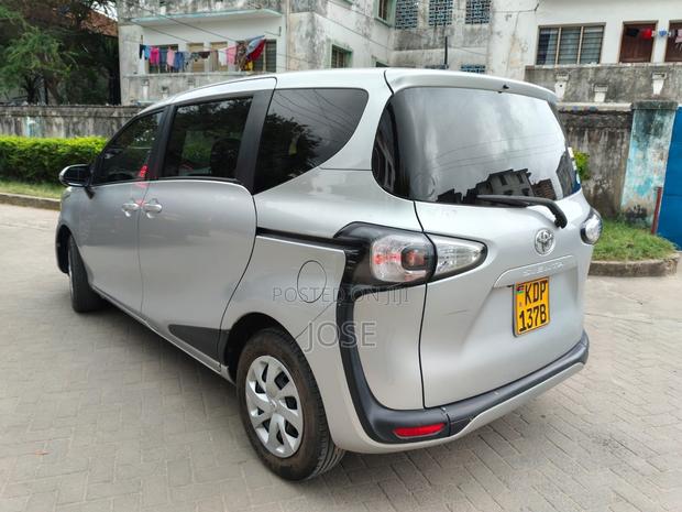 Toyota Sienta 2016 Silver