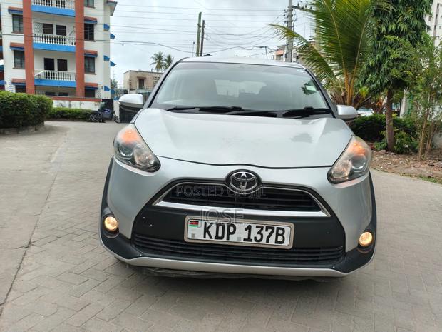 Toyota Sienta 2016 Silver