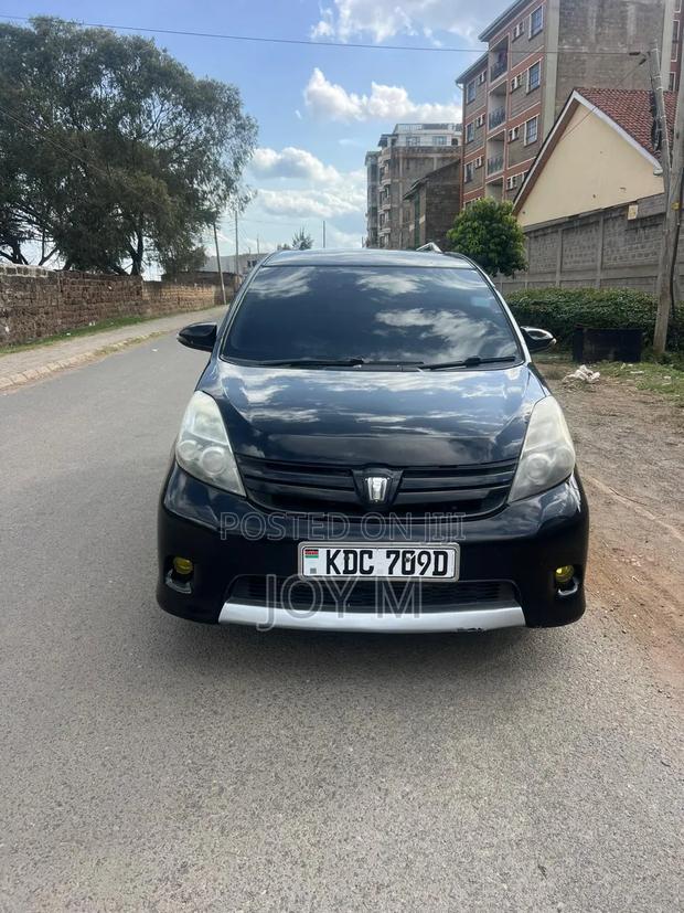 Toyota ISIS 2015 Black