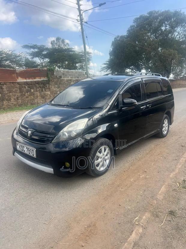 Toyota ISIS 2015 Black