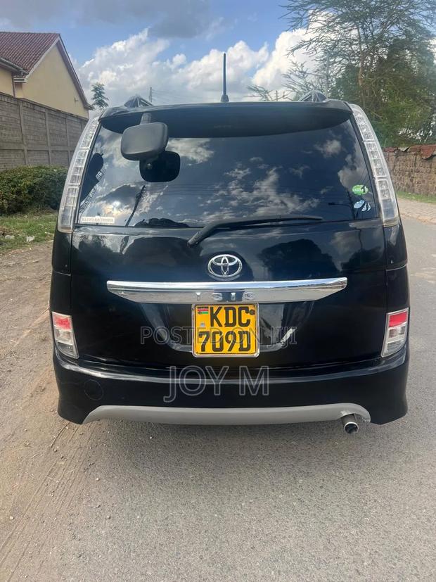 Toyota ISIS 2015 Black