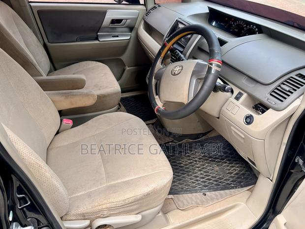 Toyota Noah 2.0 143hp FWD (8 Seater) 2010 Black
