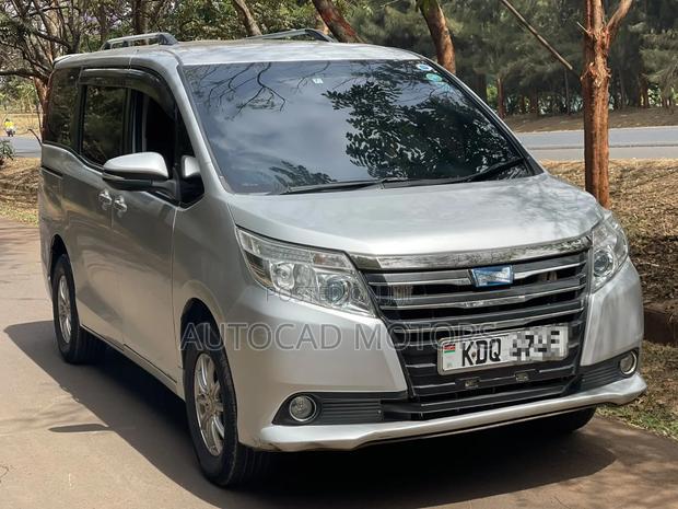 Toyota Noah 2.0 FWD (8 Seater) 2016 Silver