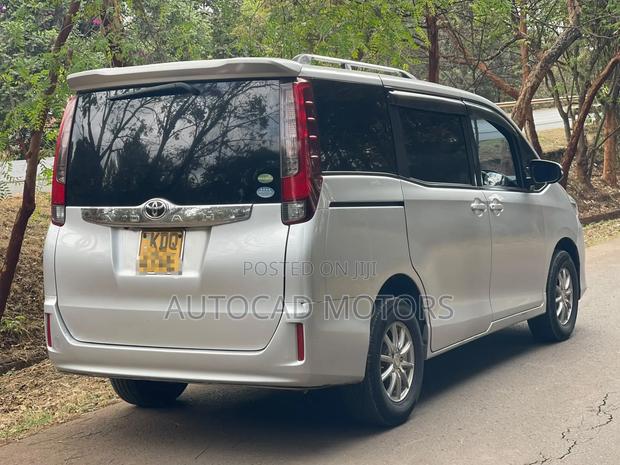 Toyota Noah 2.0 FWD (8 Seater) 2016 Silver