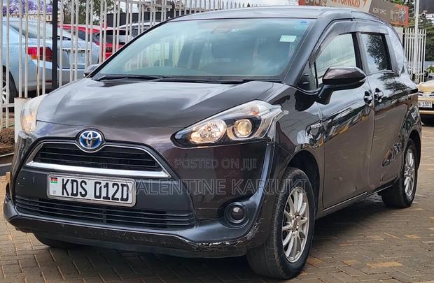 Toyota Sienta 2017 Brown