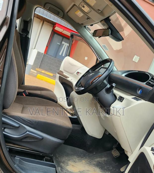 Toyota Sienta 2017 Brown