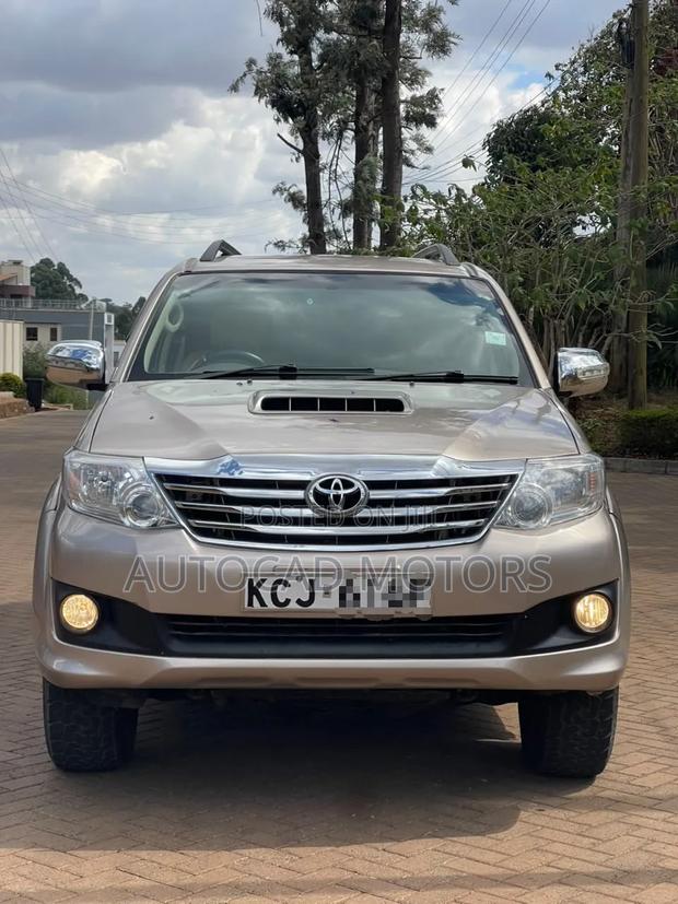 Toyota Fortuner 3.0 D AWD 2009 Gold