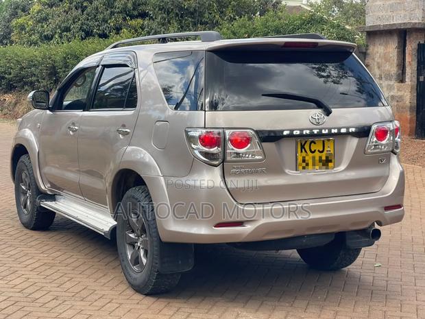 Toyota Fortuner 3.0 D AWD 2009 Gold