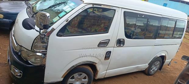 Toyota Grand HiAce 2000 White