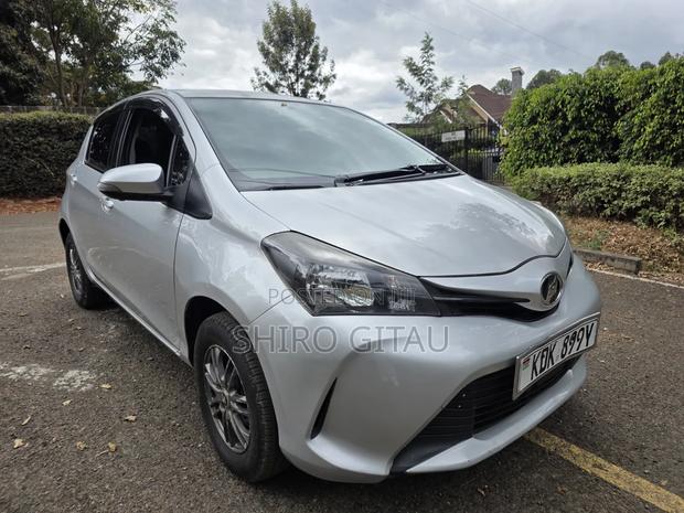 Toyota Vitz 2015 Silver