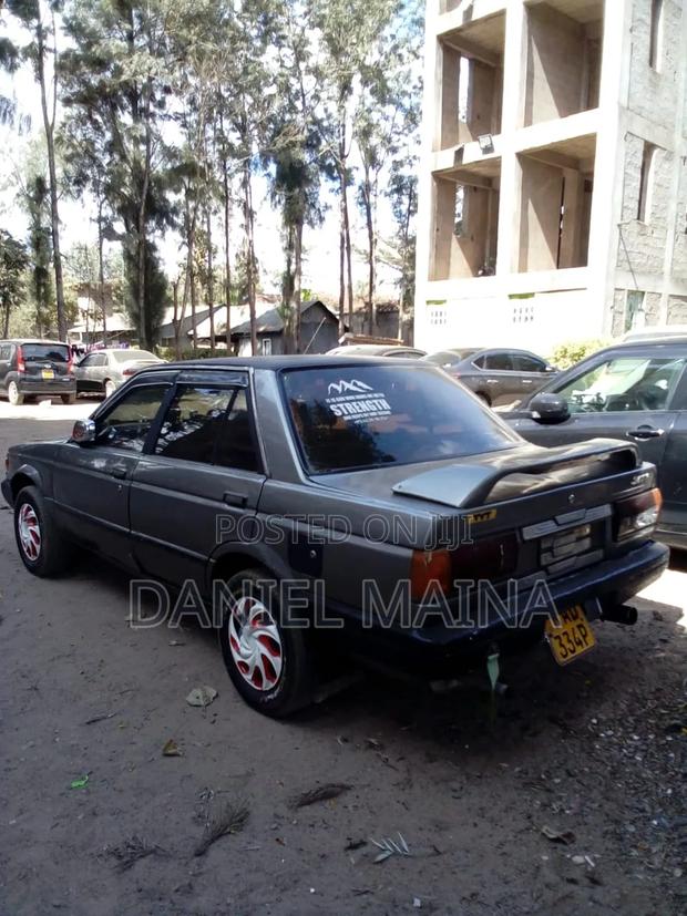 Nissan Sunny 2000 Gray