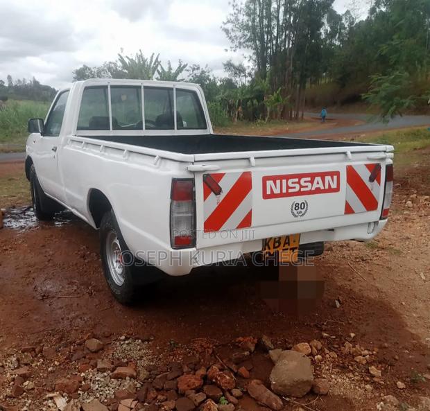 Nissan Hardbody 2004 White