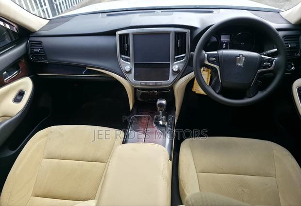Toyota Crown 2016 Off white