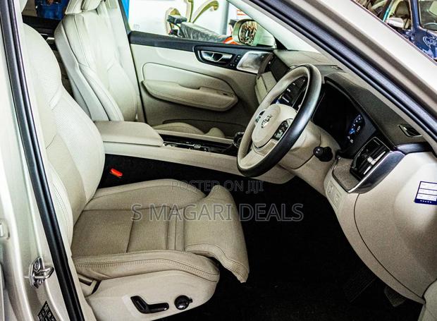 Volvo XC60 T5 Inscription AWD 2019 Gold
