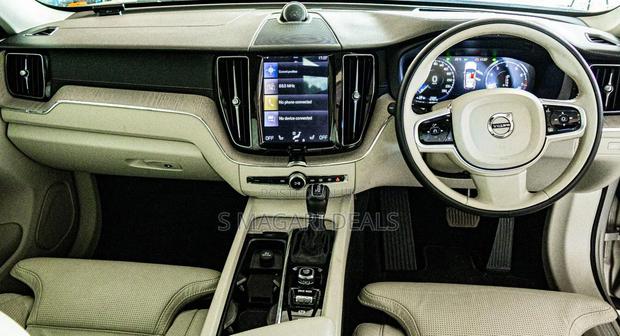 Volvo XC60 T5 Inscription AWD 2019 Gold