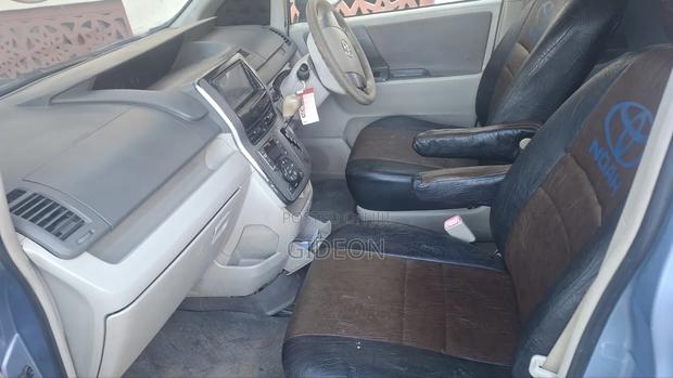 Toyota Noah 2.0 143hp FWD (8 Seater) 2009 Blue