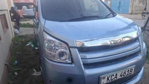 Toyota Noah 2.0 143hp FWD (8 Seater) 2009 Blue