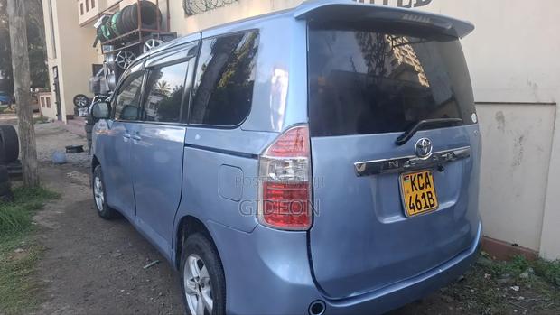 Toyota Noah 2.0 143hp FWD (8 Seater) 2009 Blue