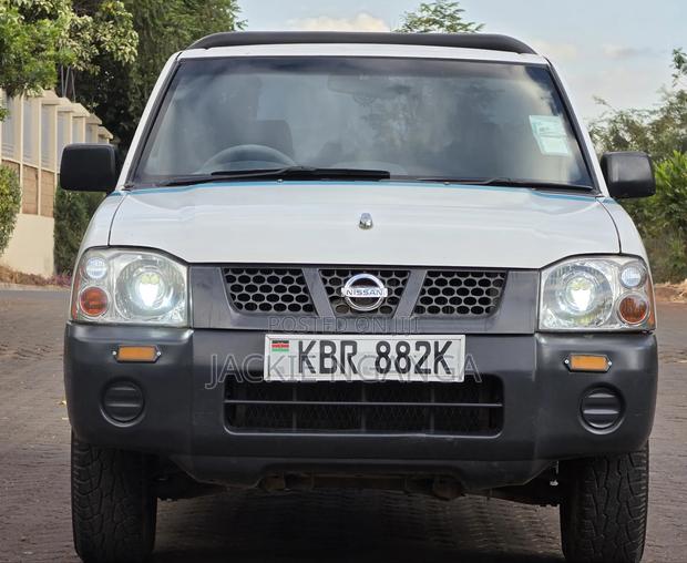 Nissan Hardbody 2011 White