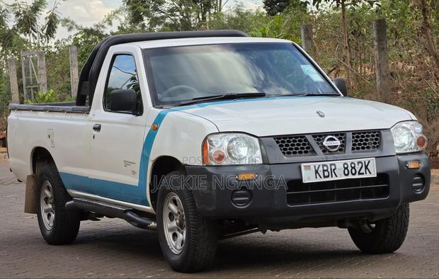 Nissan Hardbody 2011 White