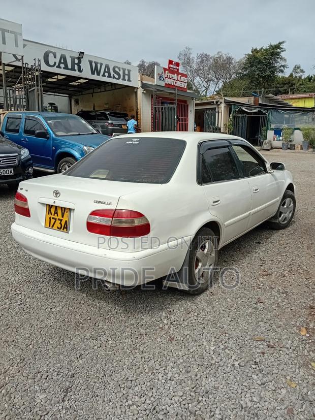 Toyota Corolla 2000 White