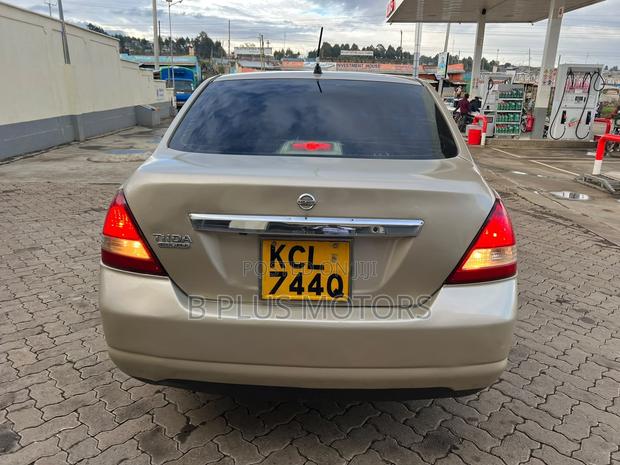 Nissan Tiida 2010 Gold