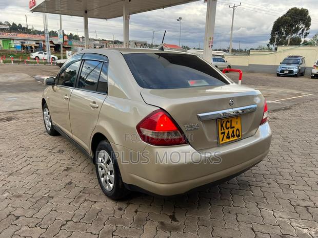Nissan Tiida 2010 Gold