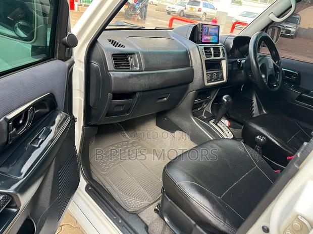 Nissan Tiida 2010 Gold